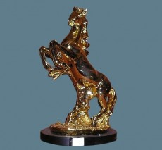 Лошадь статуя золото